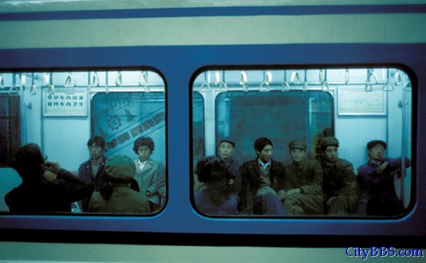 英国记者体验北京地铁2.jpg