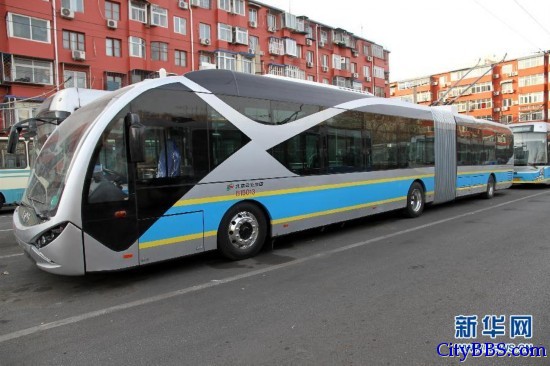 北京18米长新型电动公交车即将投入运营