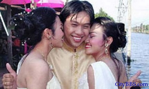 青梅竹马难离分 泰国男子把双胞姐妹娶回家