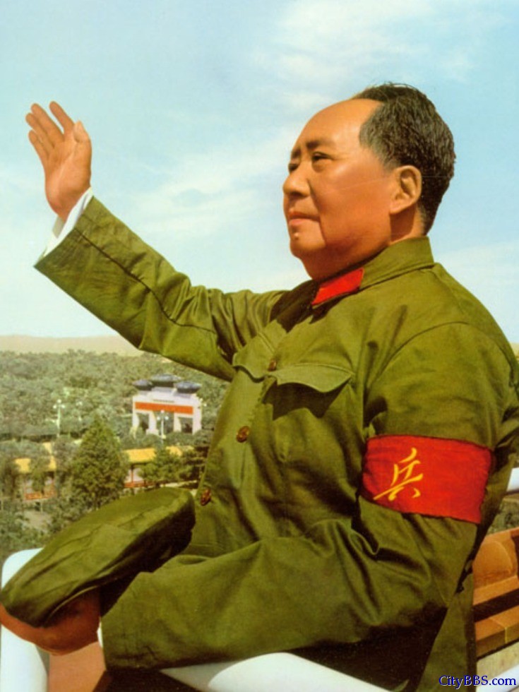 1966年8月18日，毛泽东在天安门接见红卫兵时留影