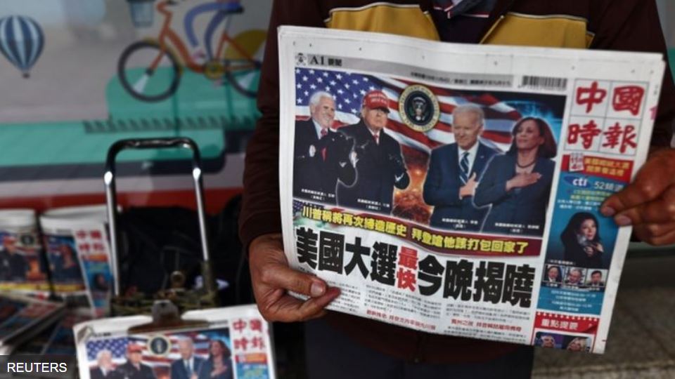 台北街头的报纸头版均是美国选情报道.jpg