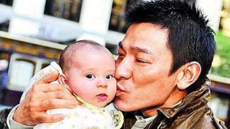刘德华抱着一名白胖男婴亲吻的旧照在网路上热传