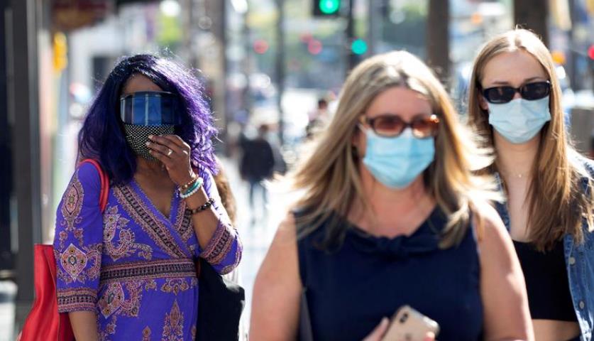 好莱坞大道上行人戴着口罩