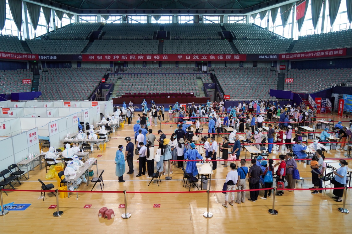 市民在南京市鼓楼区五台山体育中心体育馆内进行核酸检测取样