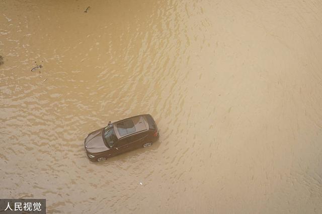 7月22日，京广路陇海路交汇处大面积积水仍未退去