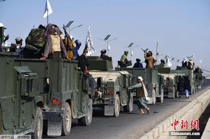 塔利班举行“阅兵”庆祝美军撤离