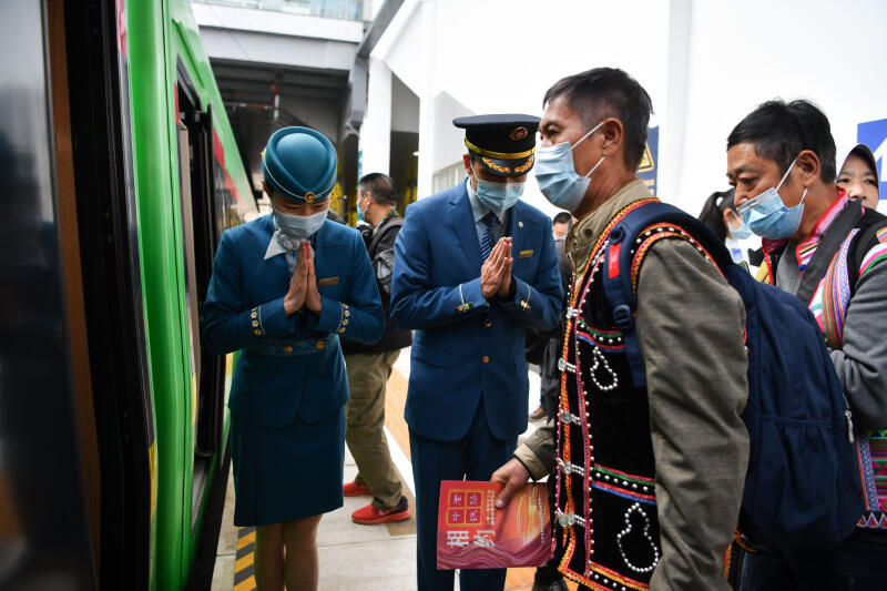 列车员迎接首批旅客