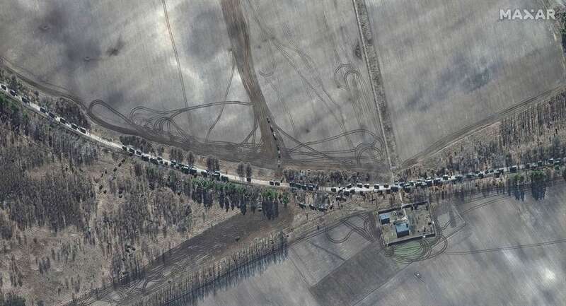 乌克兰安托诺夫机场（Antonov Airport）东方出现了大批装甲车、坦克、牵引火炮和后勤支援车队 ... ...