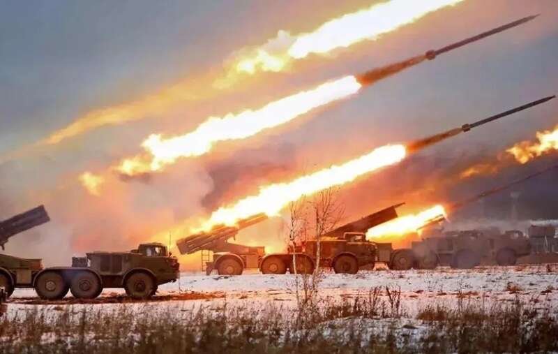 俄军终于放开手脚束缚，开始使用“龙卷风”远程火箭炮轰击哈尔科夫市区的乌克兰守军 ... ...
