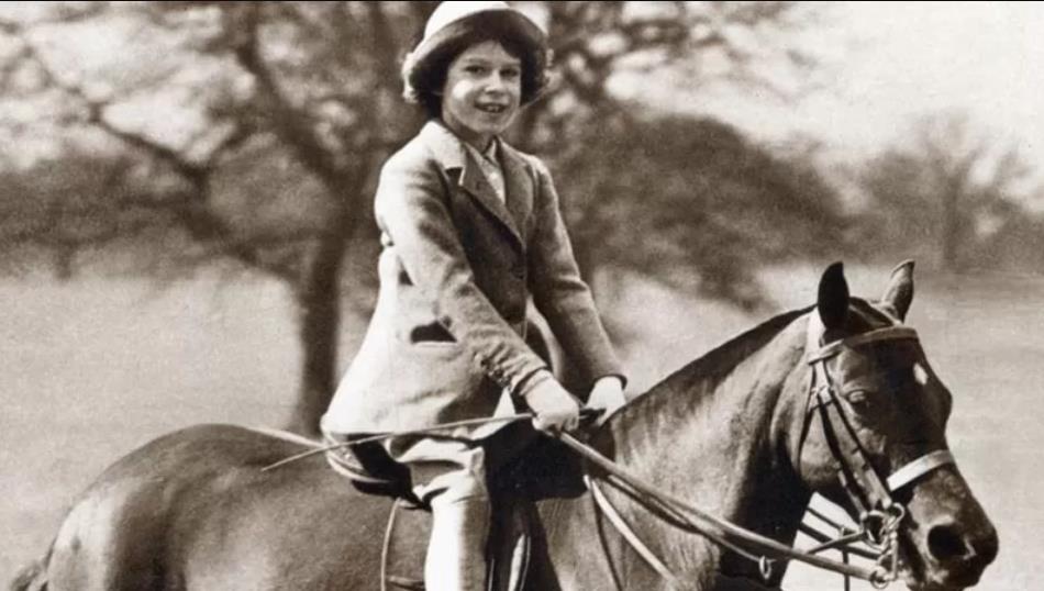 伊丽莎白女王从很小的时候就培养了骑马的兴趣