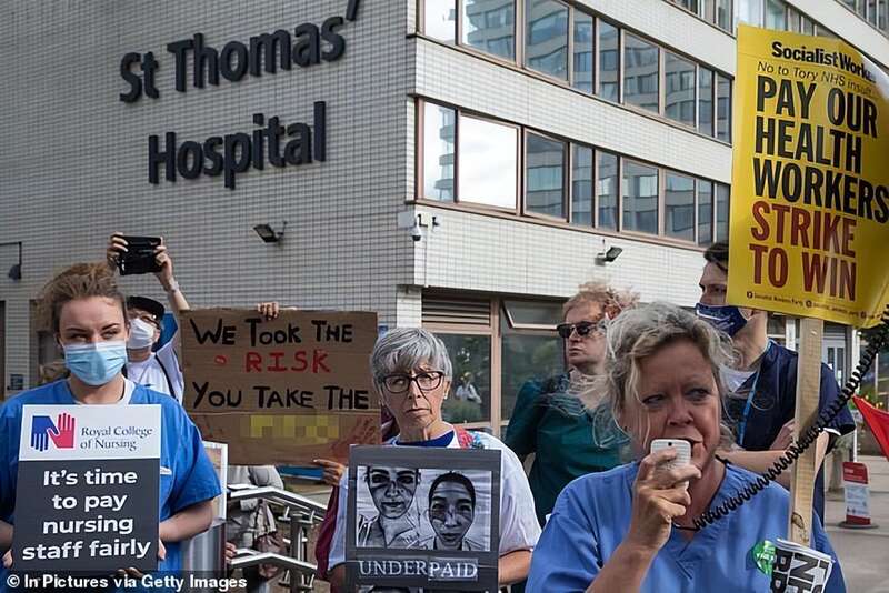曾被英国民众们鼓掌感谢的NHS的护士和护工们，以及急救医疗系统的工作人员，也要罢工了.jpg