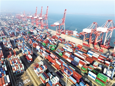 12月7日拍摄的江苏连云港港集装箱码头装卸作业区