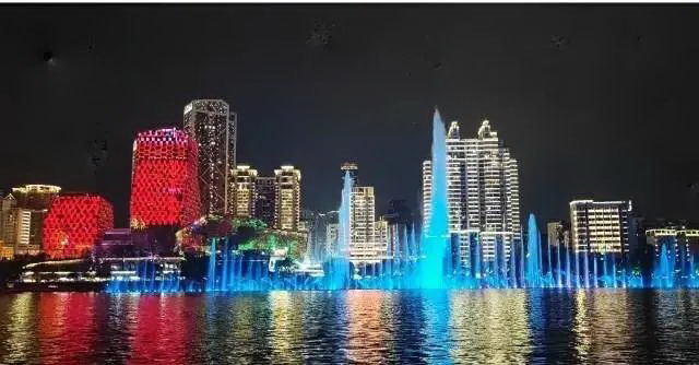 中国十大喷泉之一的柳州水上喷泉，每天晚上上演了两场音乐喷泉秀