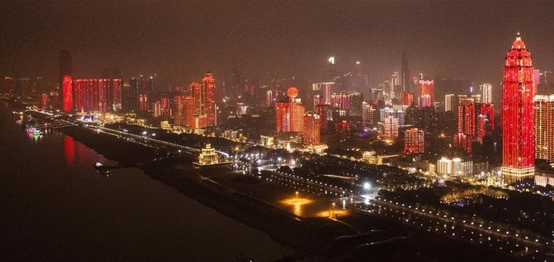 武汉有“江城”和“桥城”之称，是一个历史悠久的大都市，近些年的城建也是大手笔推进，长江两岸摩天大厦林 ...
