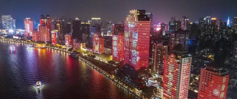广州是中国改革开放的“南大门”，也是中国夜生活最丰富的城市