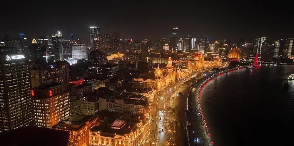 夜上海的魅力就风靡世界，如今魔都的夜景更是无与伦比，霓虹灯亮起，浦江两岸灯光璀璨，夜色美轮美奂，五彩 ...