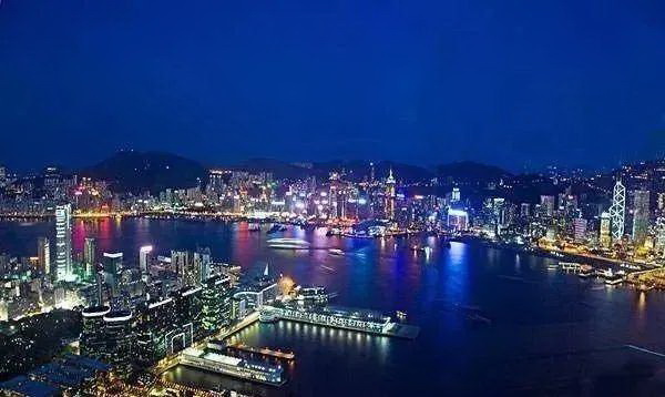 香港的夜景曾被誉为世界三大夜景之一，夜晚的香港光怪陆离，梦幻迷离中透露着万种风情.jpg