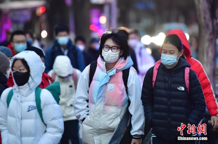 北京中小学学生迎来开学日，中学生前往校园