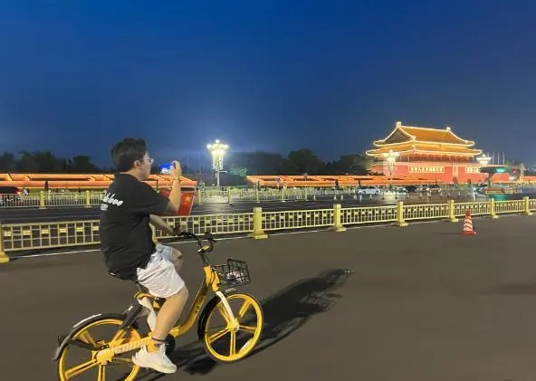 长安街上，一些市民游客边拍照边骑行，骑行队伍行驶缓慢