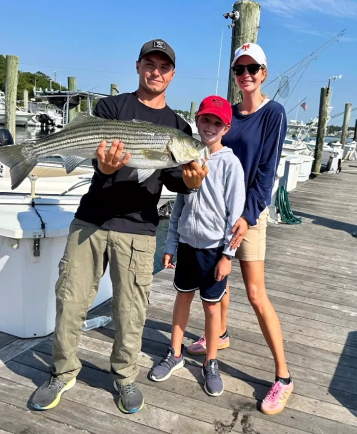 伊万卡·特朗普在社交媒体上分享了一张“快乐周日”的照片，她带着9岁的大儿子约瑟夫海钓去了 ...
