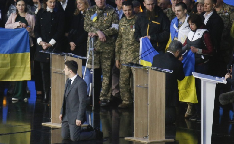 泽连斯基演讲到一半突然下跪，要哀悼顿巴斯冲突的丧生者，对手波罗申科一看他跪了，也立马下跪，波罗申科不 ...