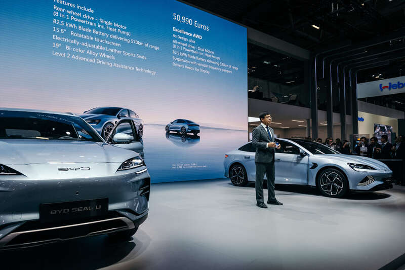 中国汽车制造商将是今年车展的亮点，图中显示的是比亚迪的展位