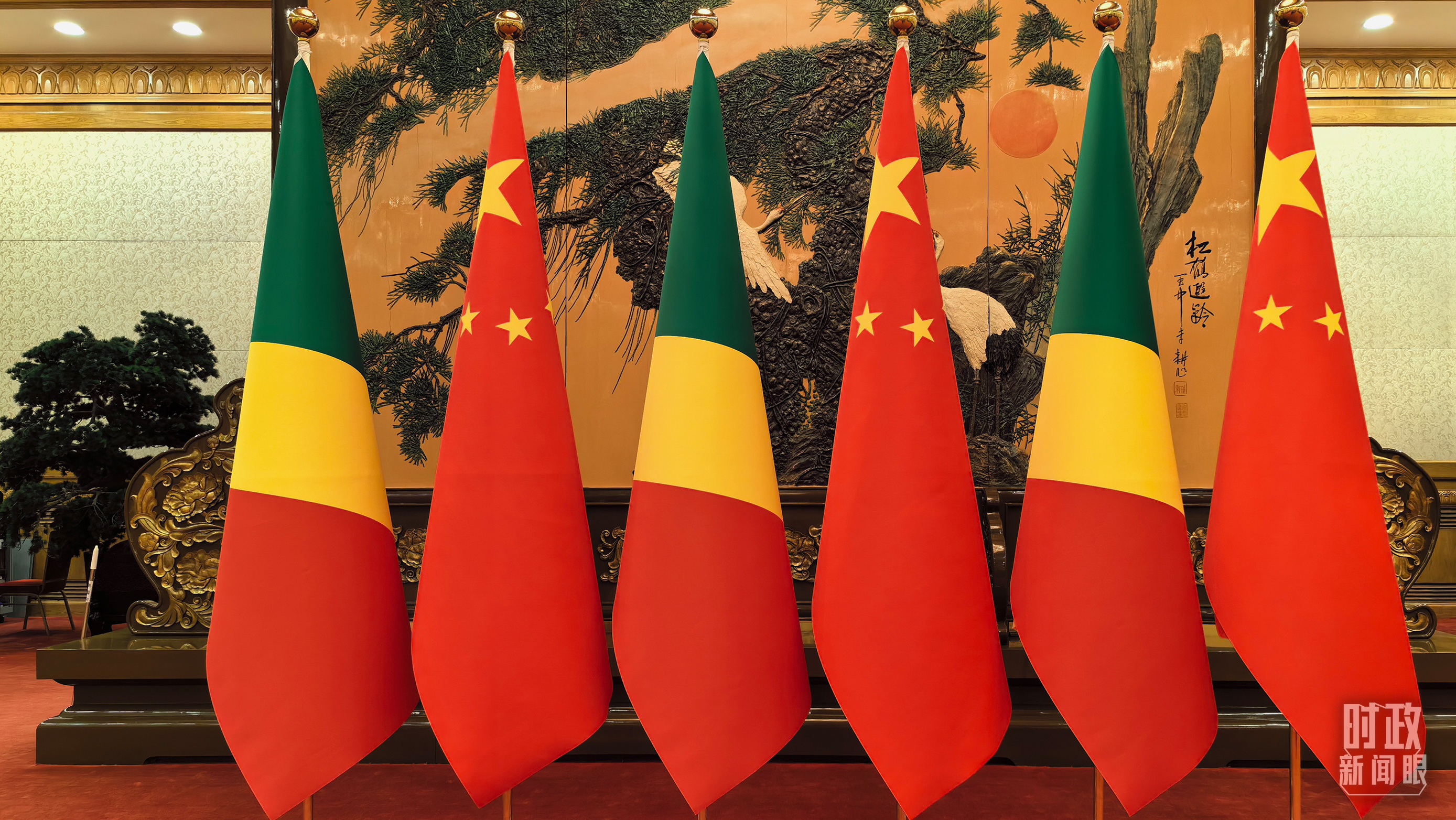 会见现场的中国、刚果（布）两国国旗