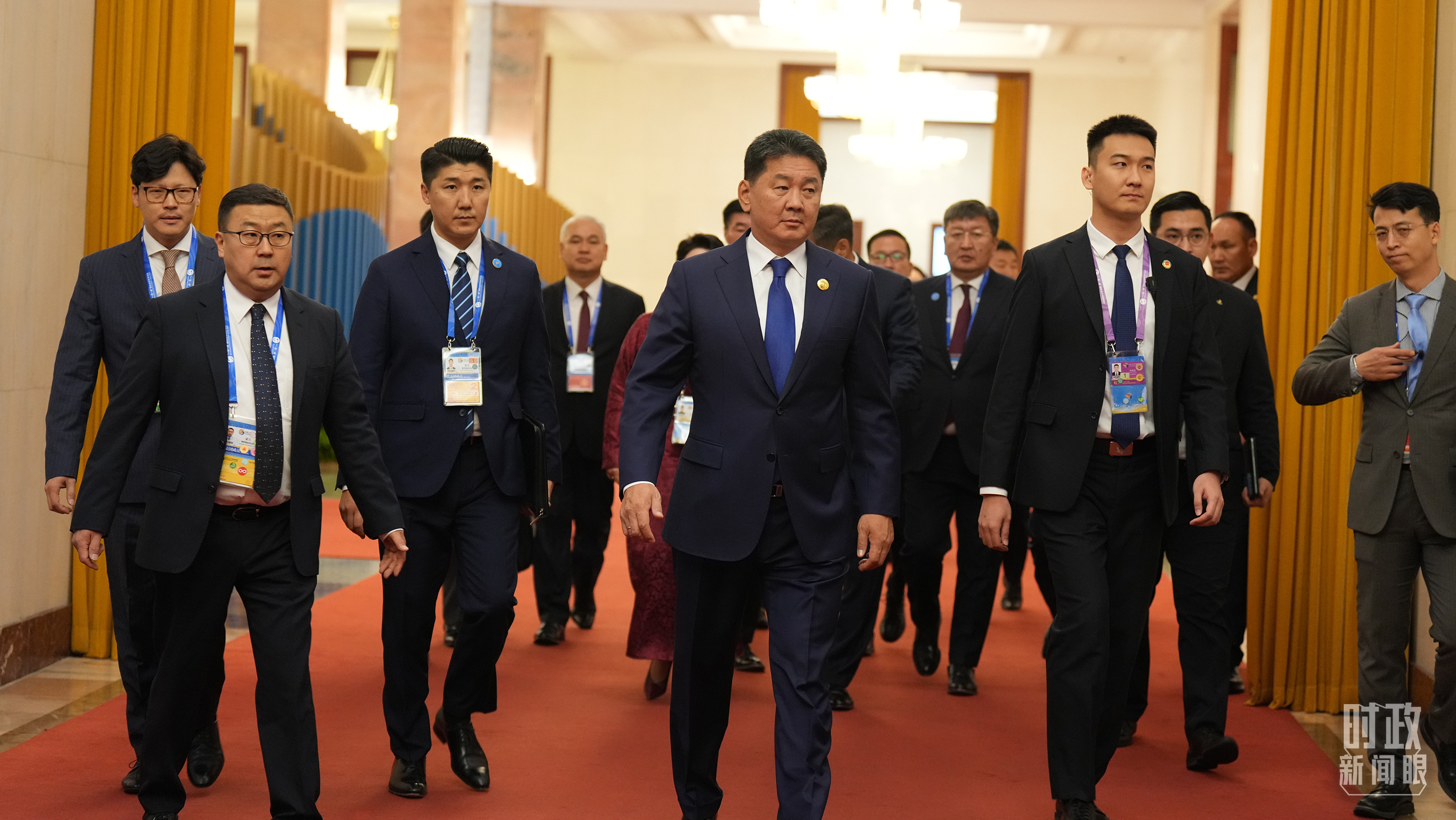 人民大会堂，蒙古国总统呼日勒苏赫走向会见厅